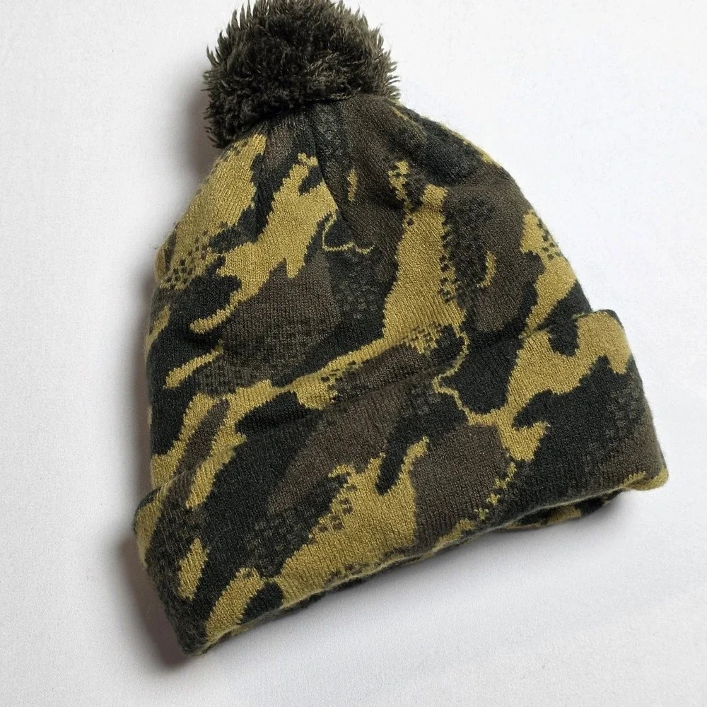 Nike Pom Beanie Hat Youth Kids Green Camo Winter Warm‎ Cuffed Black Swoosh Logo